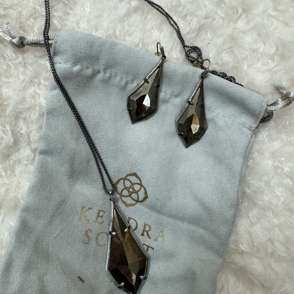 Kendra Scott set in pyrite